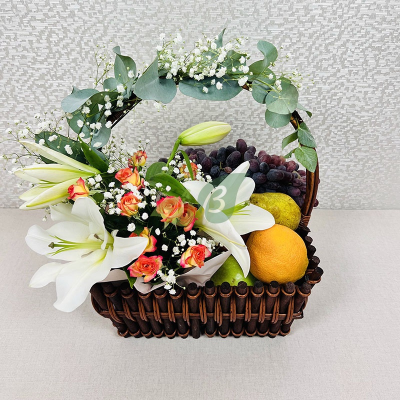 Корзина с розами и лилиями